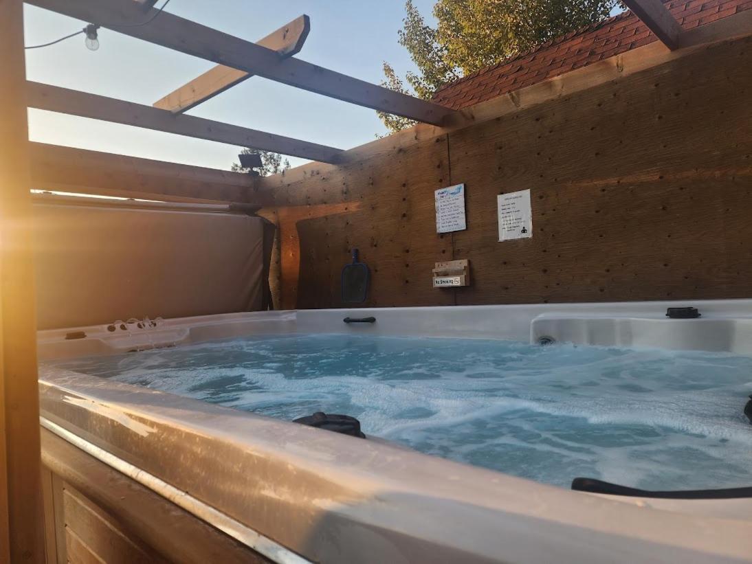 Motel Tyrol Radium Hot Springs Buitenkant foto